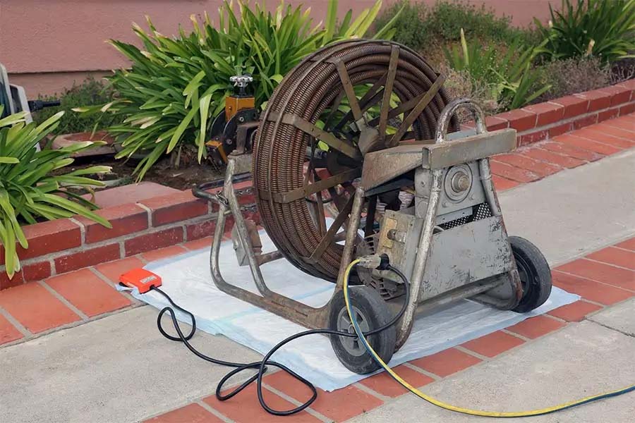 Drain cleaning auger