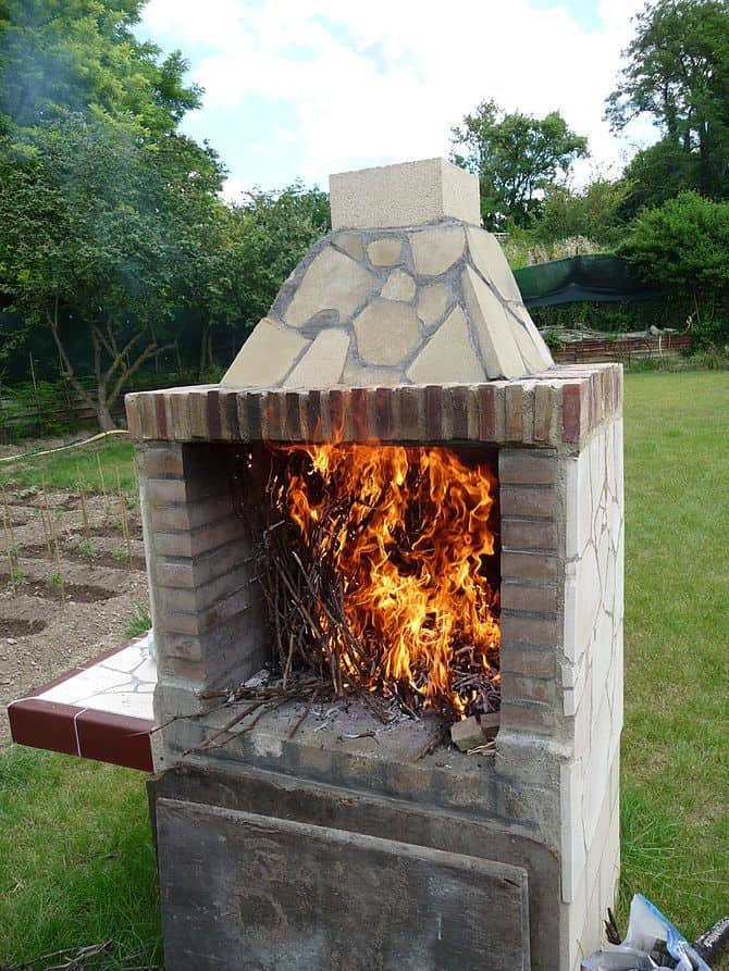 English: Outdoor fireplace-Outdoor barbecue Es...
